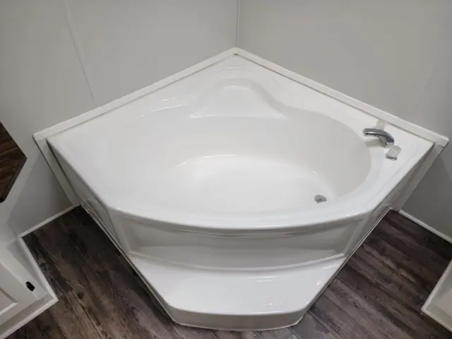 From almond to bright white: bathtub after refinishing