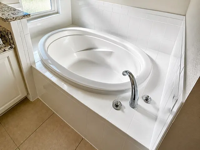 Garden tub and tile refreshed: bathtub after refinishing