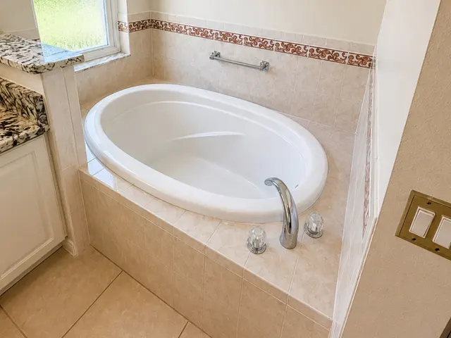 Garden tub and tile refreshed: bathtub before refinishing
