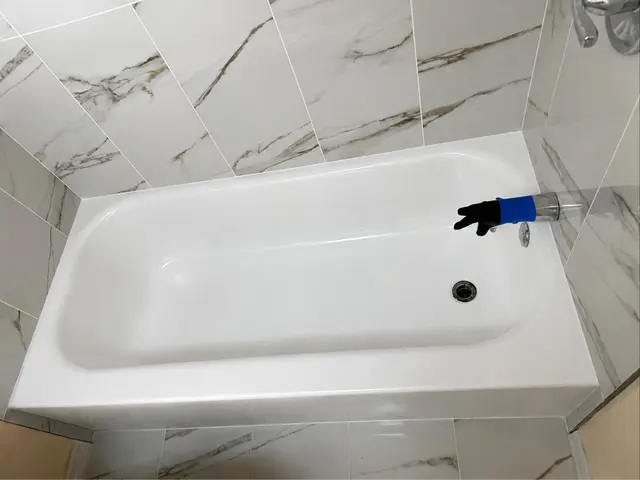 From worn to renewed: bathtub after refinishing