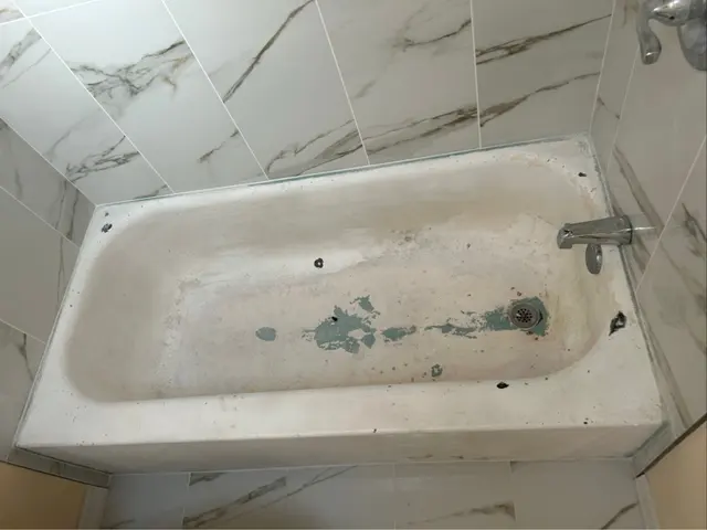 From worn to renewed: bathtub before refinishing