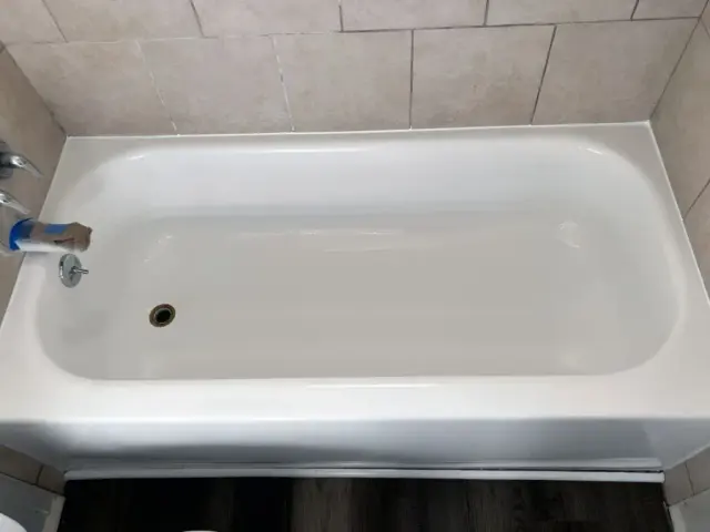 A freshly refinished white bathtub by BathTubGuys in Central Florida