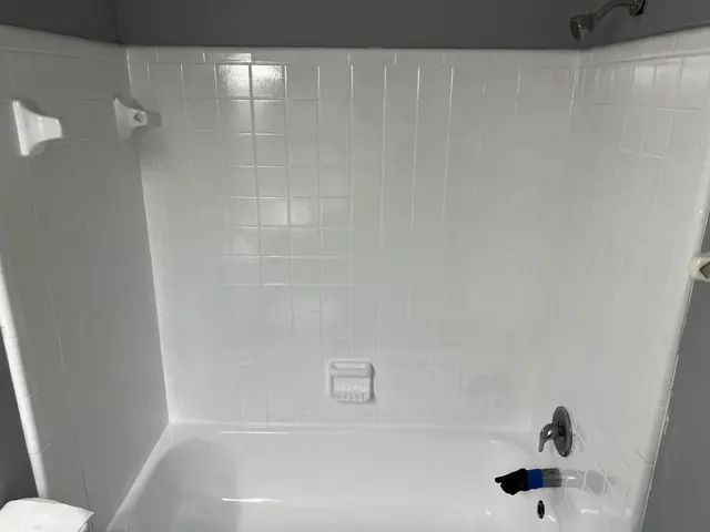 Bathtub and tile restored: bathtub after refinishing