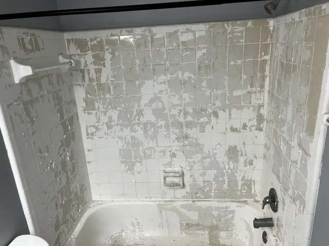 Bathtub and tile restored: bathtub before refinishing